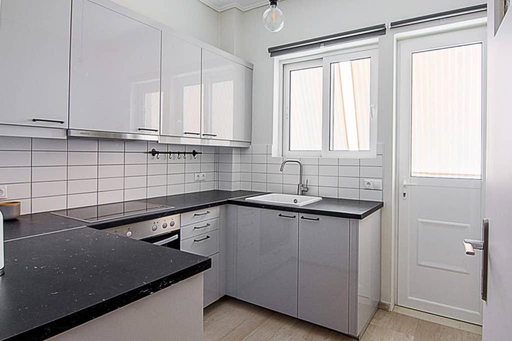 Cozy Flat With 1 Bedroom Next To Metro Station Афіни Екстер'єр фото