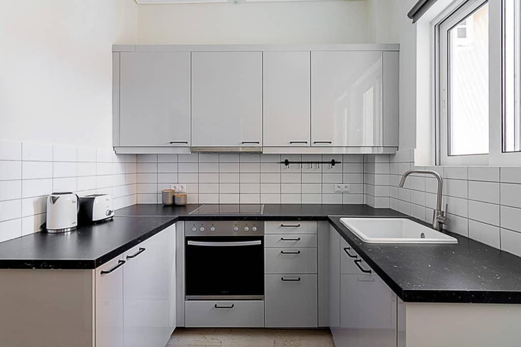 Cozy Flat With 1 Bedroom Next To Metro Station Афіни Екстер'єр фото
