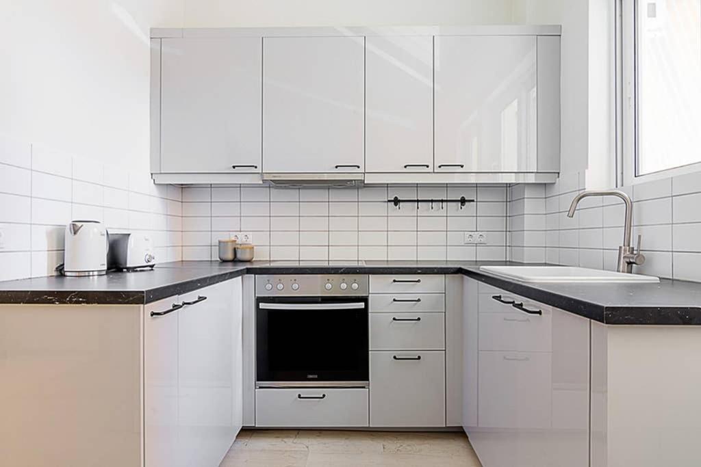 Cozy Flat With 1 Bedroom Next To Metro Station Афіни Екстер'єр фото