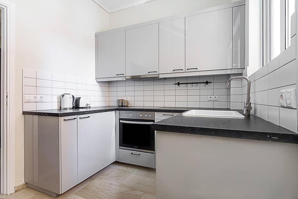 Cozy Flat With 1 Bedroom Next To Metro Station Афіни Екстер'єр фото